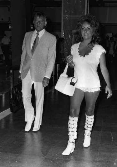 Liz Taylor in go-go boots!